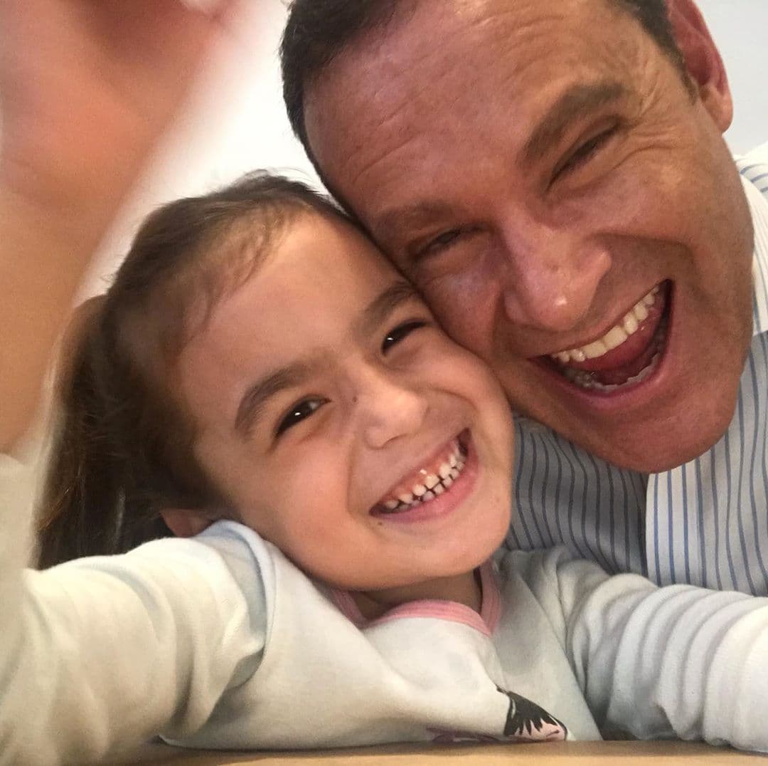 Michelle se está convirtiendo en una niña grande e independiente pero siempre necesitará los cuidados y el cariño de su papi.