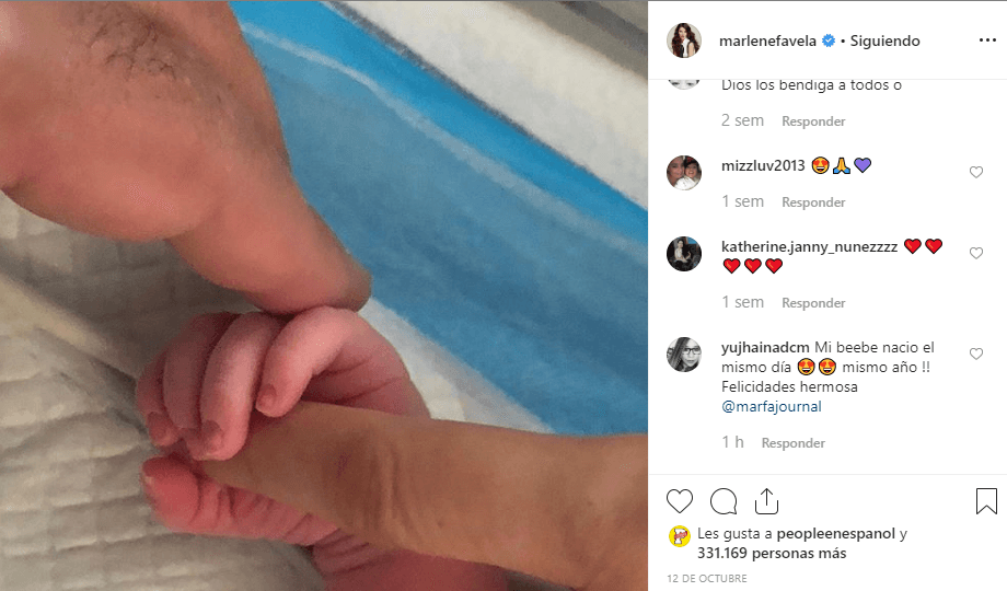 Desde el nacimiento de Bella, la actriz ha compartido en sus redes sociales
<b> <a href="https://www.univision.com/famosos/marlene-favela-se-emociona-hasta-las-lagrimas-un-dia-despues-de-dar-a-luz-a-su-hija-bella-fotos">íntimos momentos</a> </b>con su hija. Por ejemplo, al día siguiente de dar a luz, publicó esta imagen mostrando la mano de la recién nacida.