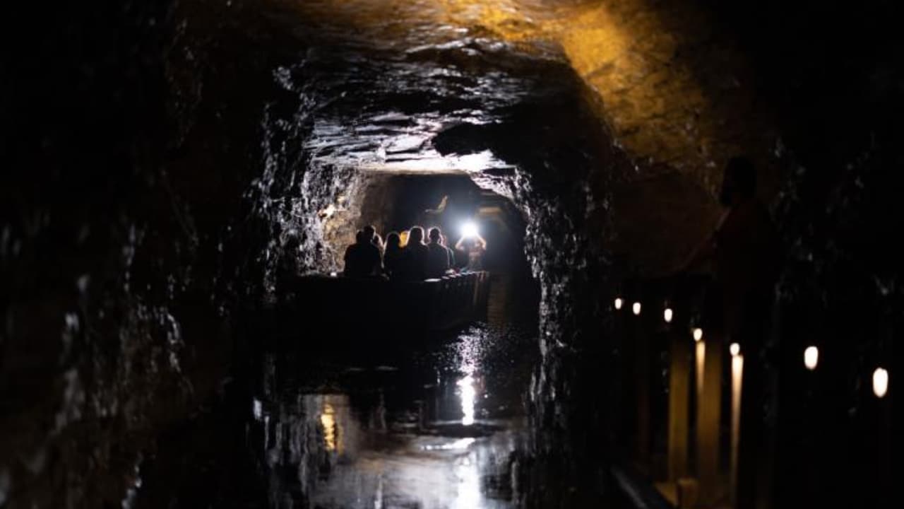 Bote turístico se vuelca con 29 personas a bordo en una cueva subterránea de Lockport, hay 1 muerto