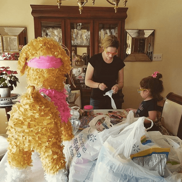 Desde preparar una fiesta de cumpleaños para la pequeña Victoria...