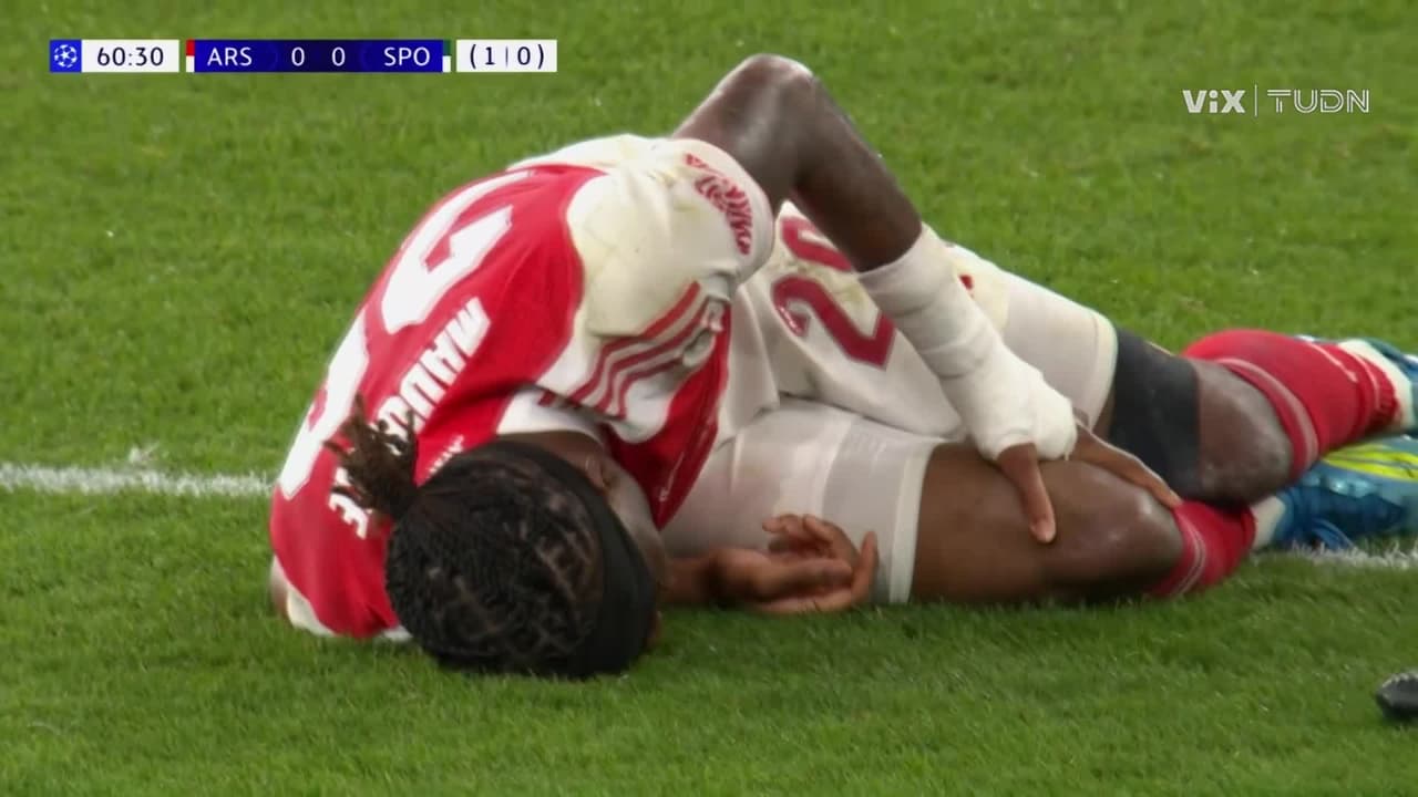 ¡Alarmas en el Arsenal! Chocan a Madueke y se queja de un dolor en la rodilla