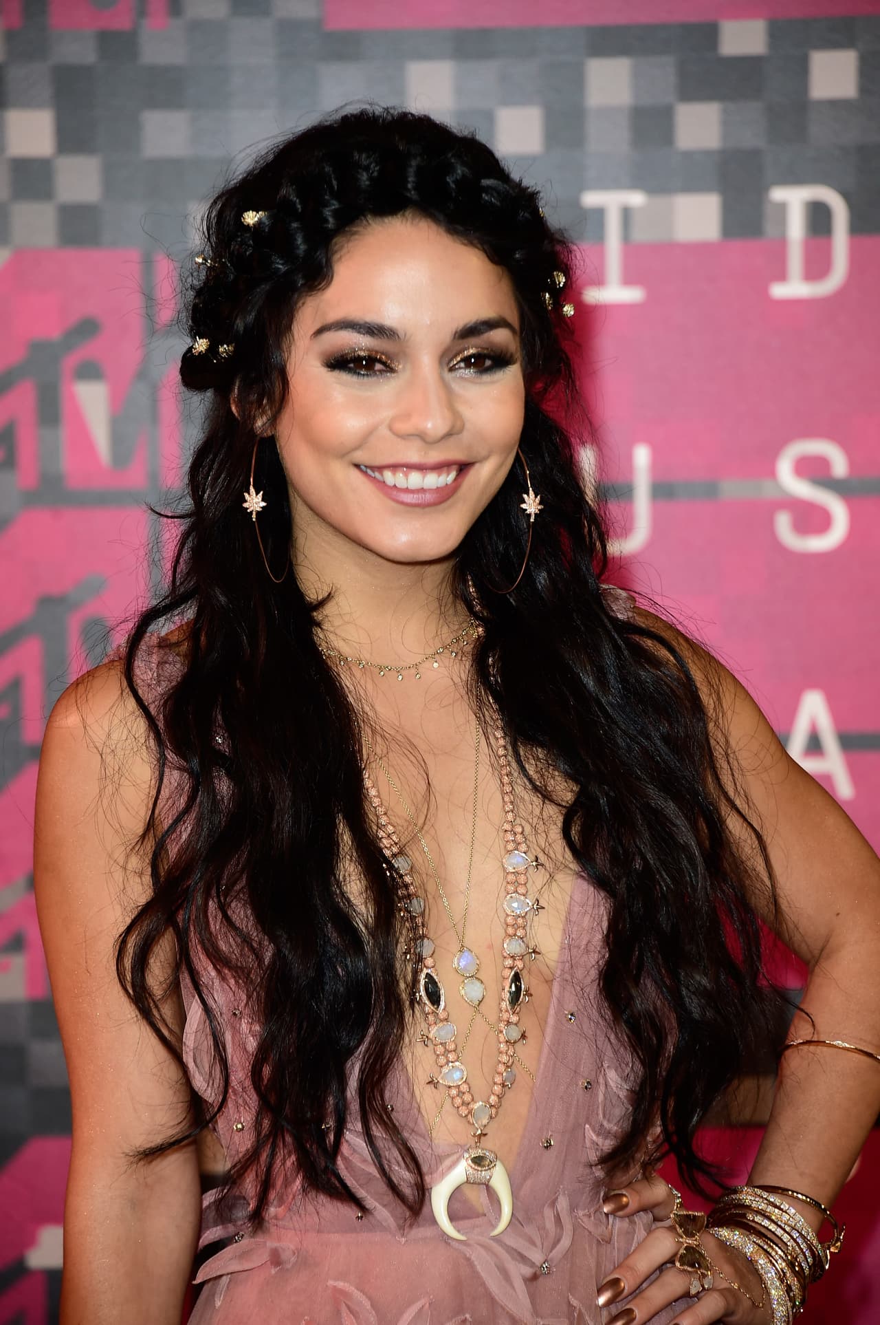 Los ideales para este estilo son los largos y con dijes grandes, estos siempre resaltarán todo tu 'outfit'. Debes buscar algunos que tengan alusiones étnicas como plumas, o flores por ejemplo.