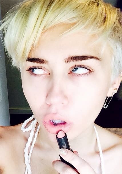 Pero nadie puede superar a Miley Cyrus, quien ha perdido todo el pudor y suele mostrar sus peores gestos.