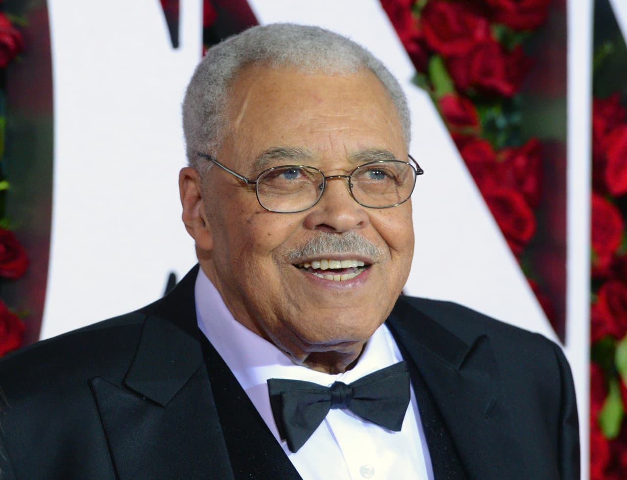 El actor James Earl Jones, quien dio voz a Darth Vader, muere a los 93 años