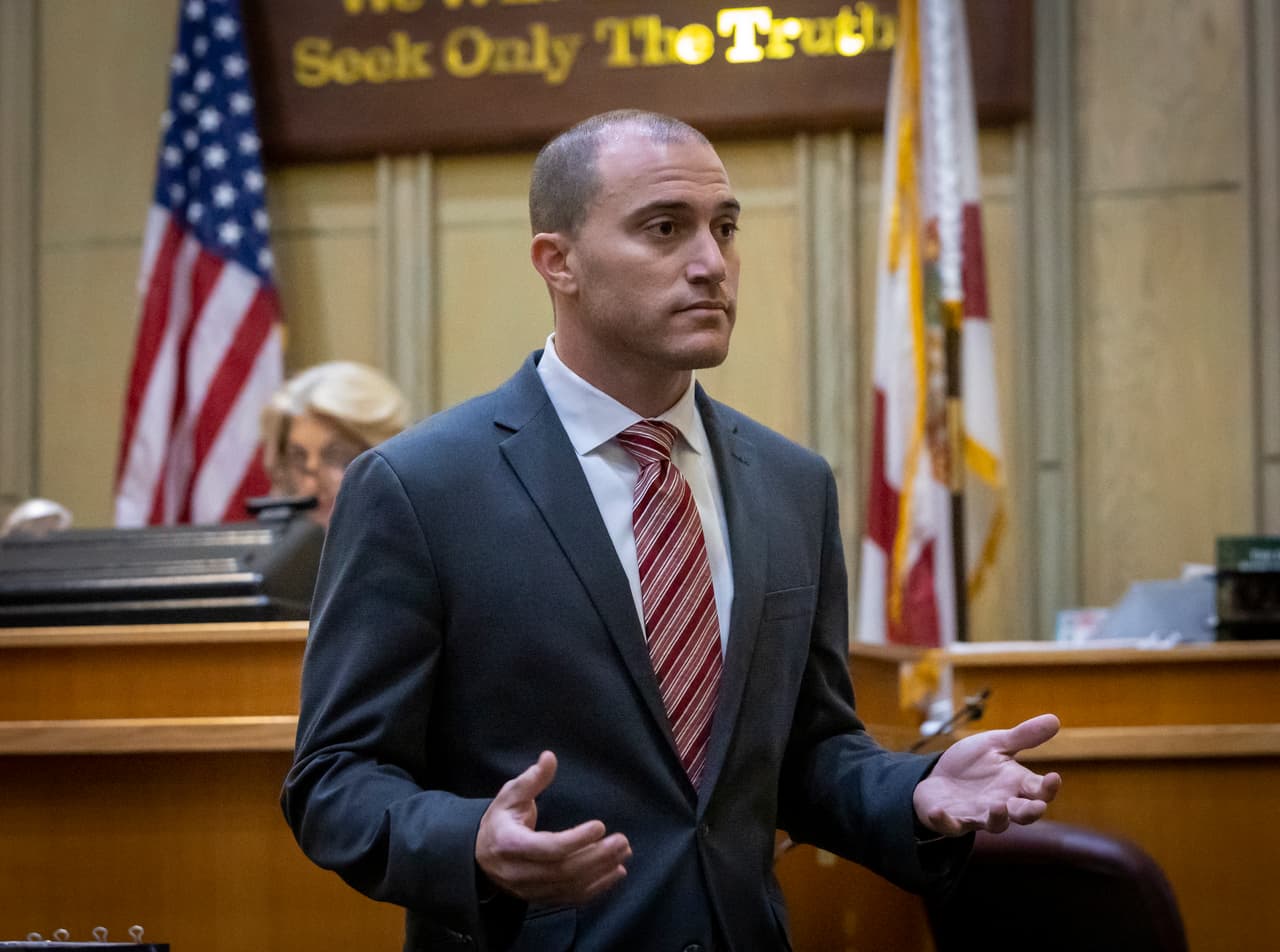 El abogado de la Fiscalía estatal, Shawn Abhuhof, durante su turno señaló que Hernández no se puso en posición para pelear y "cuando se dio cuenta de que alguien corría hacia él, se dio la vuelta y levantó las manos".
<br>