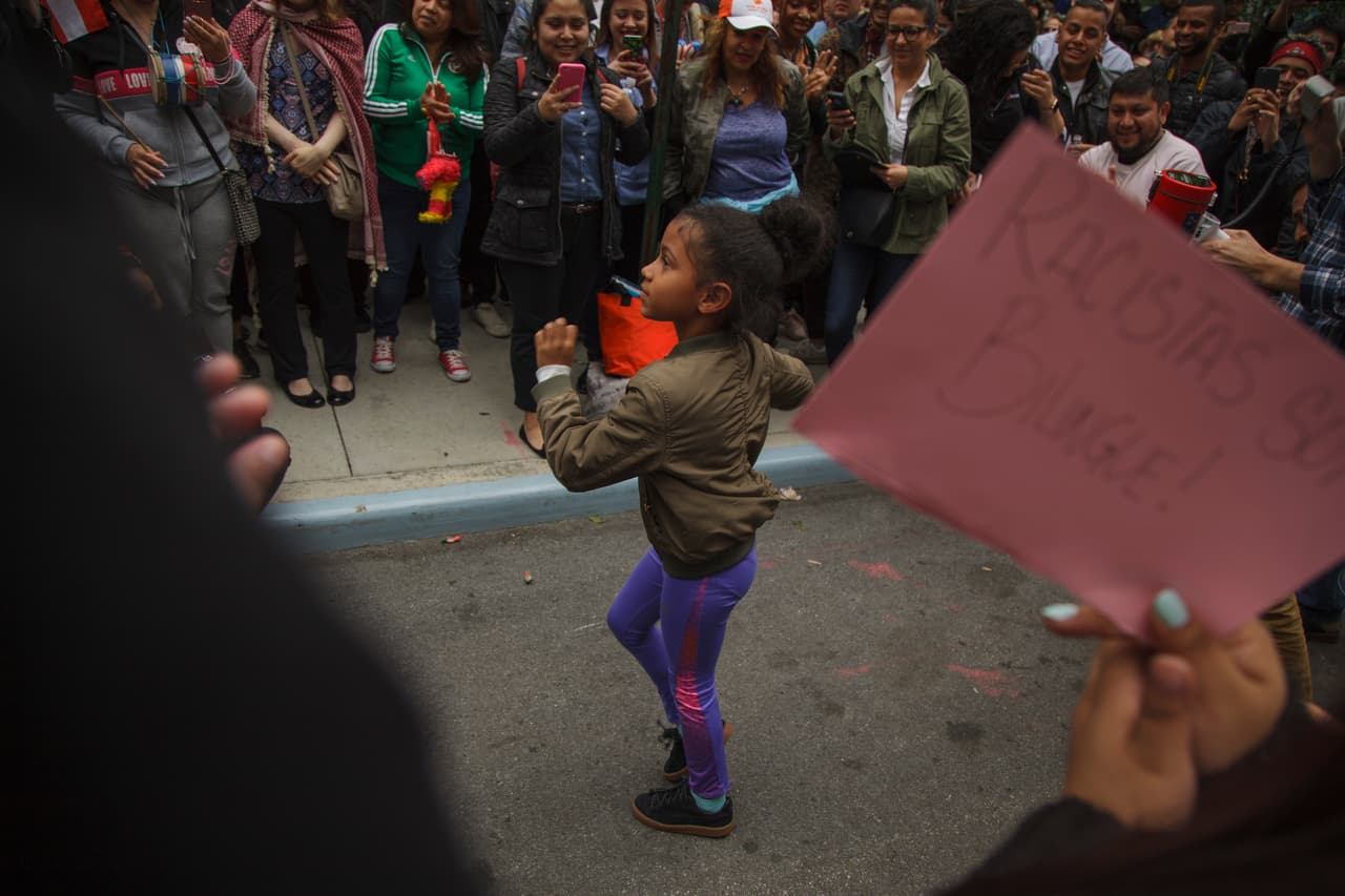 El gobierno federal de EEUUno tiene un idioma oficial, y pese a que el inglés es obviamente la lengua que se habla en el país, el hecho de que no exista uno específico habla de la apertura histórica que existe en EEUU, una nacion construida con emigrantes de todos los puntos del planeta. 
<b><a href="https://www.census.gov/newsroom/press-releases/2015/cb15-185.html">En el país se hablan más de 350 idiomas</a></b> y 
<a href="https://qz.com/441174/by-2050-united-states-will-have-more-spanish-speakers-than-any-other-country/">viven más de 40 millones de hispanohablantes</a>, cifra que supera ya la de España.