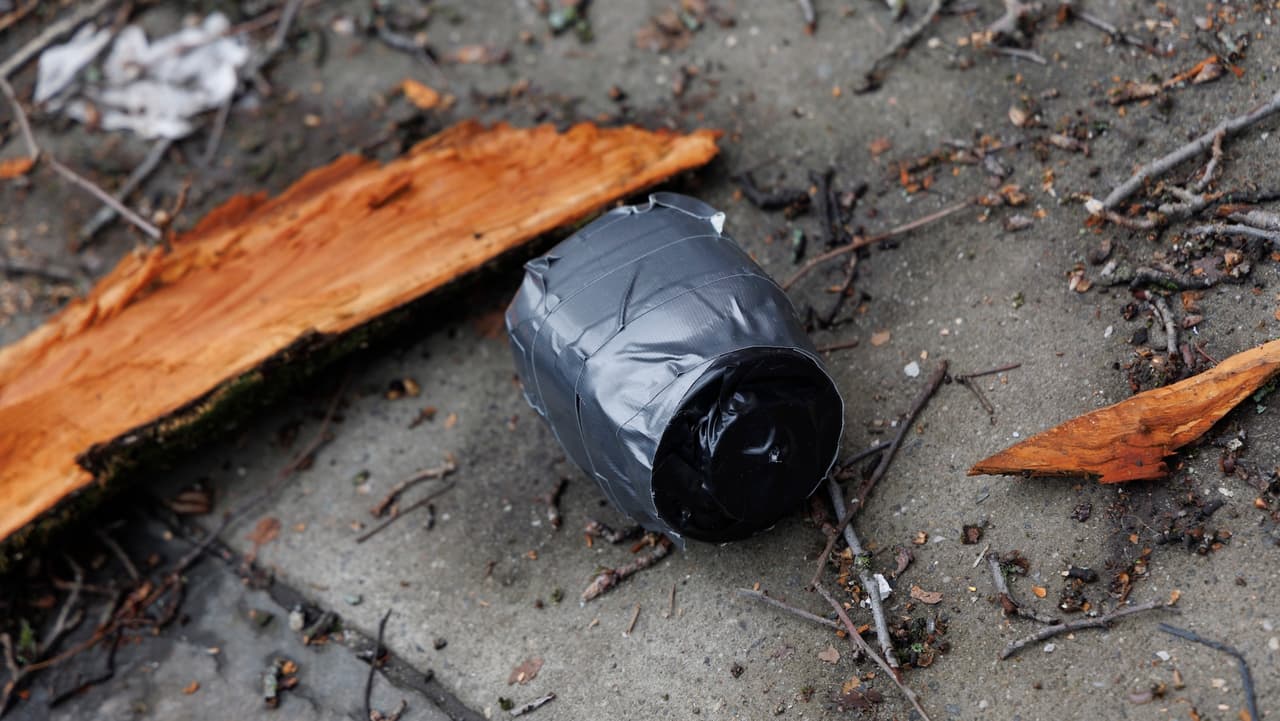 NYPD investiga artefacto explosivo improvisado lanzado en protesta frente a Mansión Gracie.