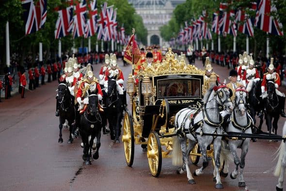 La carroza que la reina Isabel II de Inglaterra utilizó este miércoles por primera vez para desplazarse al Parlamento de Westminster está fabricada con piezas que aglutinan siglos de la historia británica.