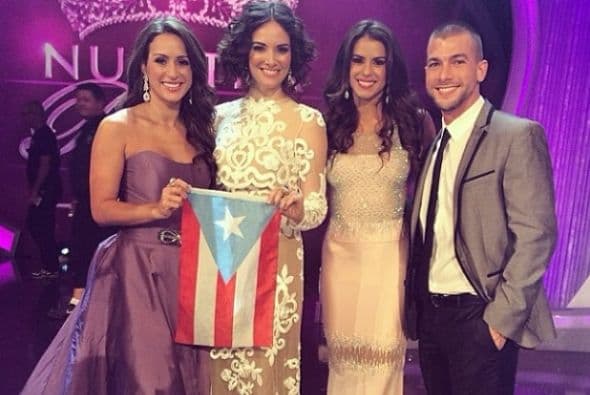 Vanessa y sus compatriotas boricuas dando muestra del orgullo tan gran de que sienten de pertenecer a este gran país.