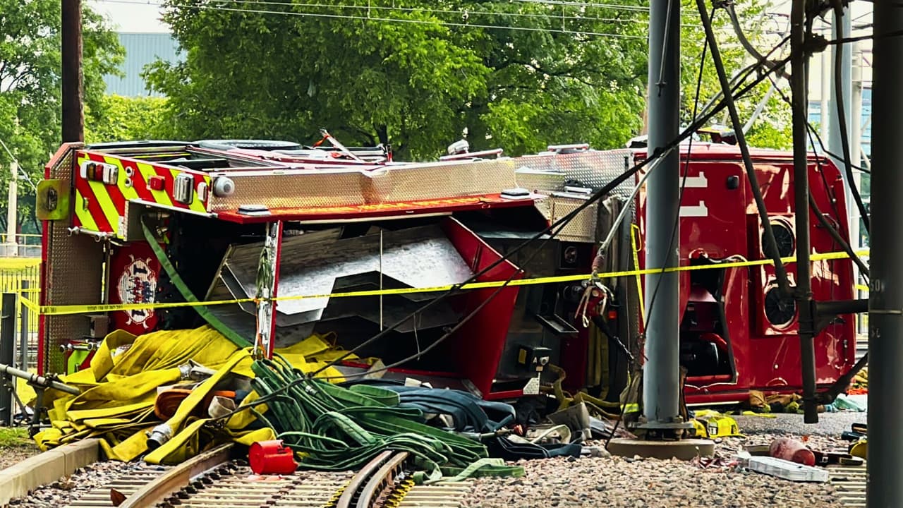 Cuatro bomberos resultan heridos al caer de un paso elevado con su camión en Dallas