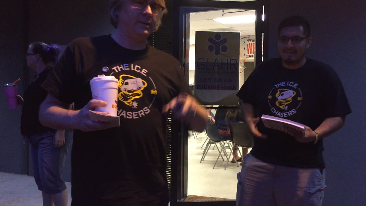 Las comunidades inmigrantes de Georgia vivieron entre los rumores y el miedo el inicio de lo que según el gobierno federal serán varios días de operativos para poner bajo custodia y deportar a indocumentados. En horas de la tarde de este domingo, tanto grupos activistas como Inmigración no habían confirmado detenciones en la región. Al norte de Atlanta, más de 70 personas se reunieron desde muy temprano en la sede de la organización Alianza Latina de Georgia por los Derechos Humanos (GLAHR), desde donde se formaron una decena de grupos que salieron a verificar si agentes del Servicio de Inmigración y Control de Aduanas de los Estados Unidos (ICE) estaban en los vecindarios arrestando a personas.