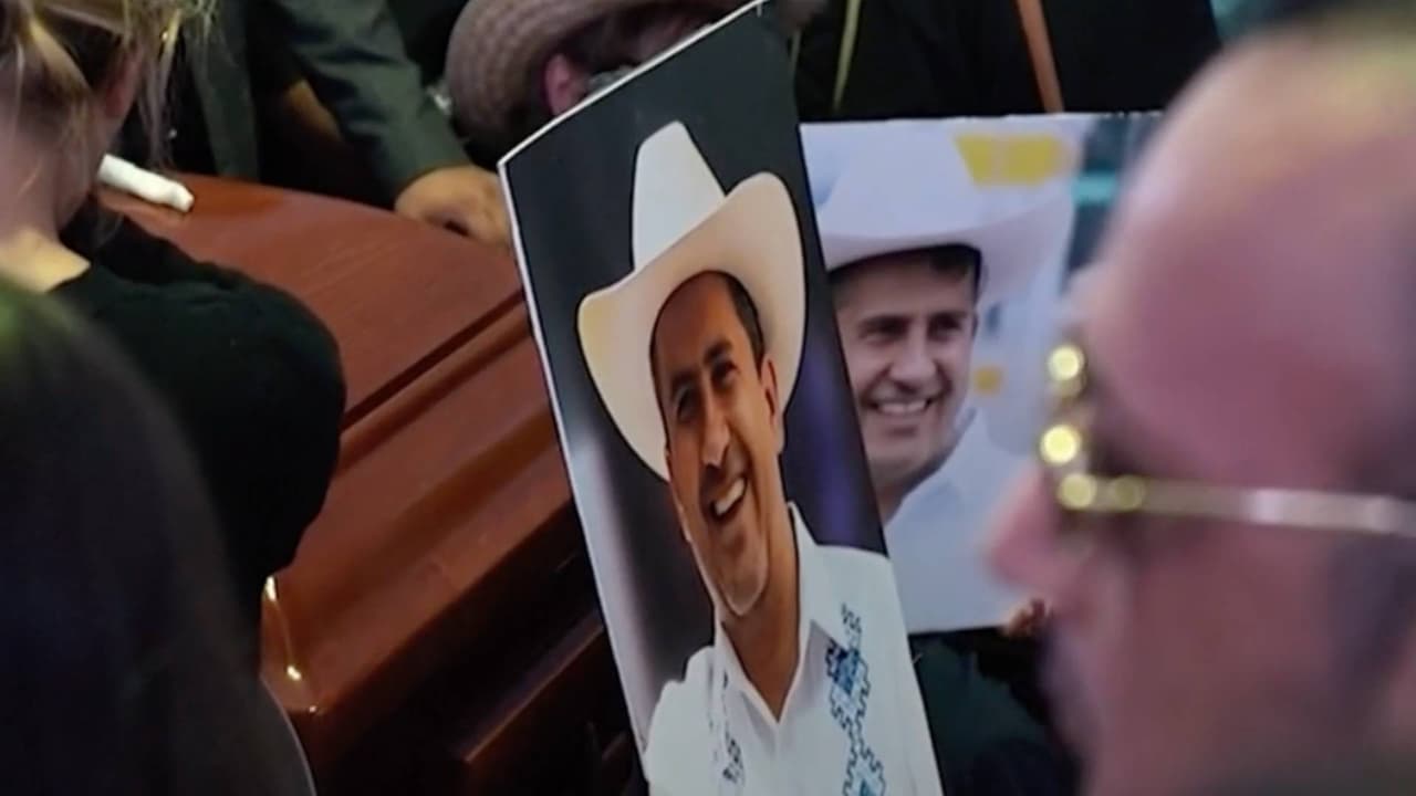 Exigen justicia en México tras el asesinato a balazos de un alcalde que había declarado la guerra al narco