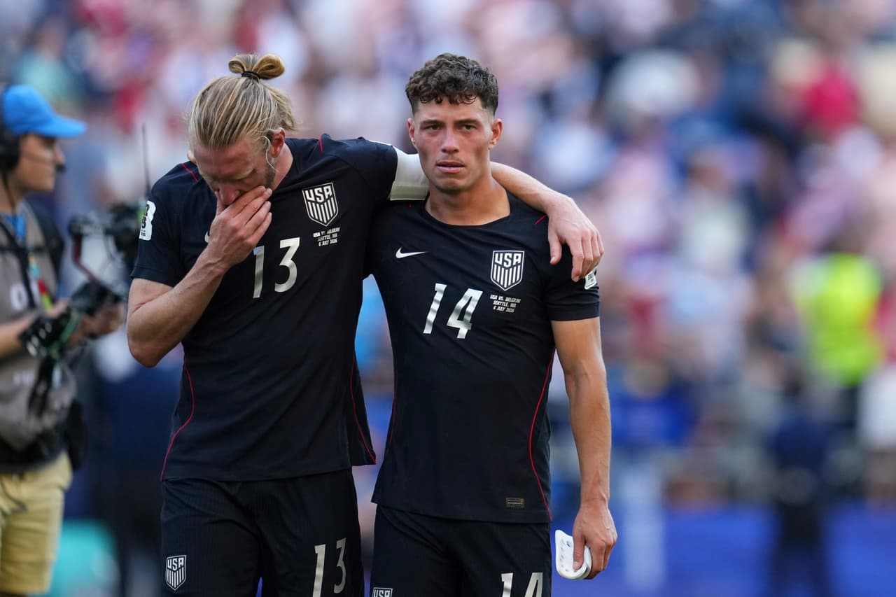 Sebastian Berhalter (derecha) y Tim Ream, de Estados Unidos, reaccionan tras la derrota de su equipo ante Bélgica en el partido de octavos de final de la Copa del Mundo disputado en Seattle el lunes 6 de julio de 2026.