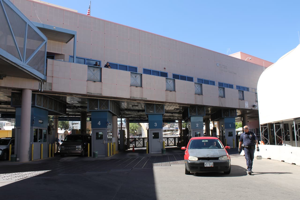 Imagen del puerto de entrada DeConcini en Nogales, Arizona.