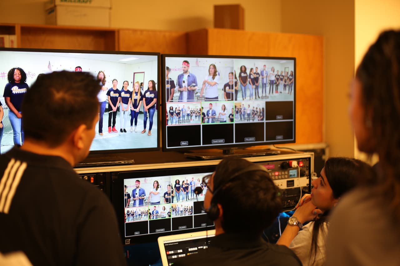 El equipo de Univision 62 se unió a los esfuerzos de la secundaria Hernández para la remodelación de un salón audiovisual para ayudar a la preparación de los periodistas del futuro.
