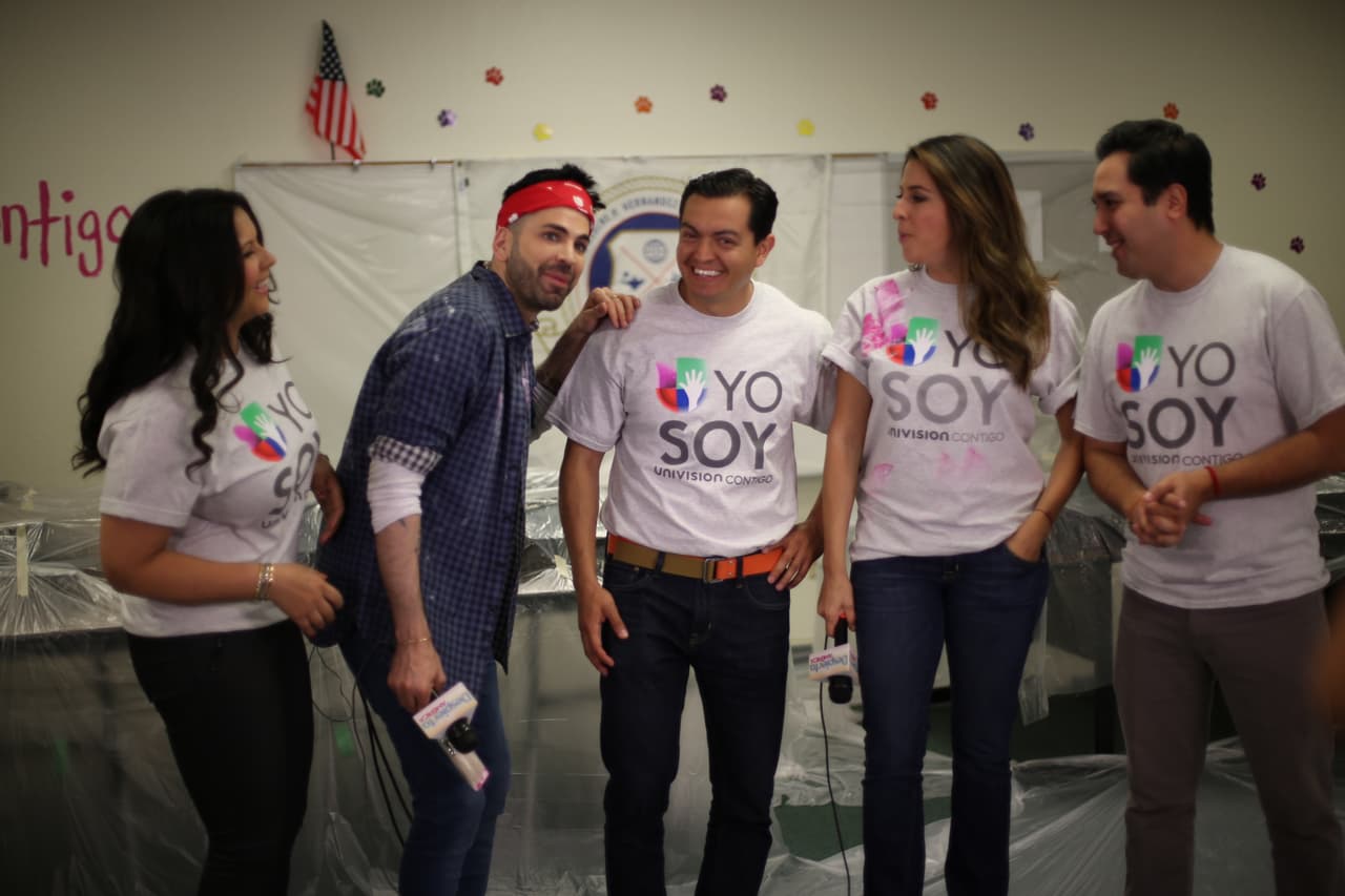 El equipo de Univision 62 se unió a los esfuerzos de la secundaria Hernández para la remodelación de un salón audiovisual para ayudar a la preparación de los periodistas del futuro.