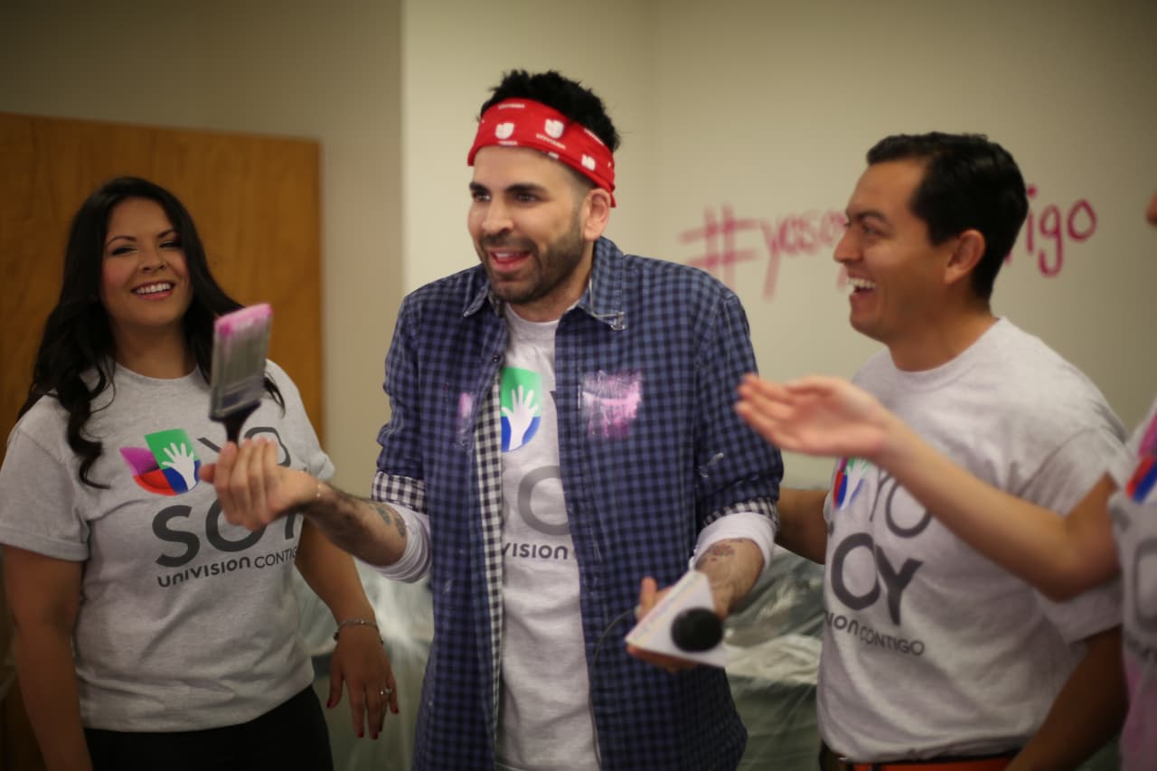 El equipo de Univision 62 se unió a los esfuerzos de la secundaria Hernández para la remodelación de un salón audiovisual para ayudar a la preparación de los periodistas del futuro.