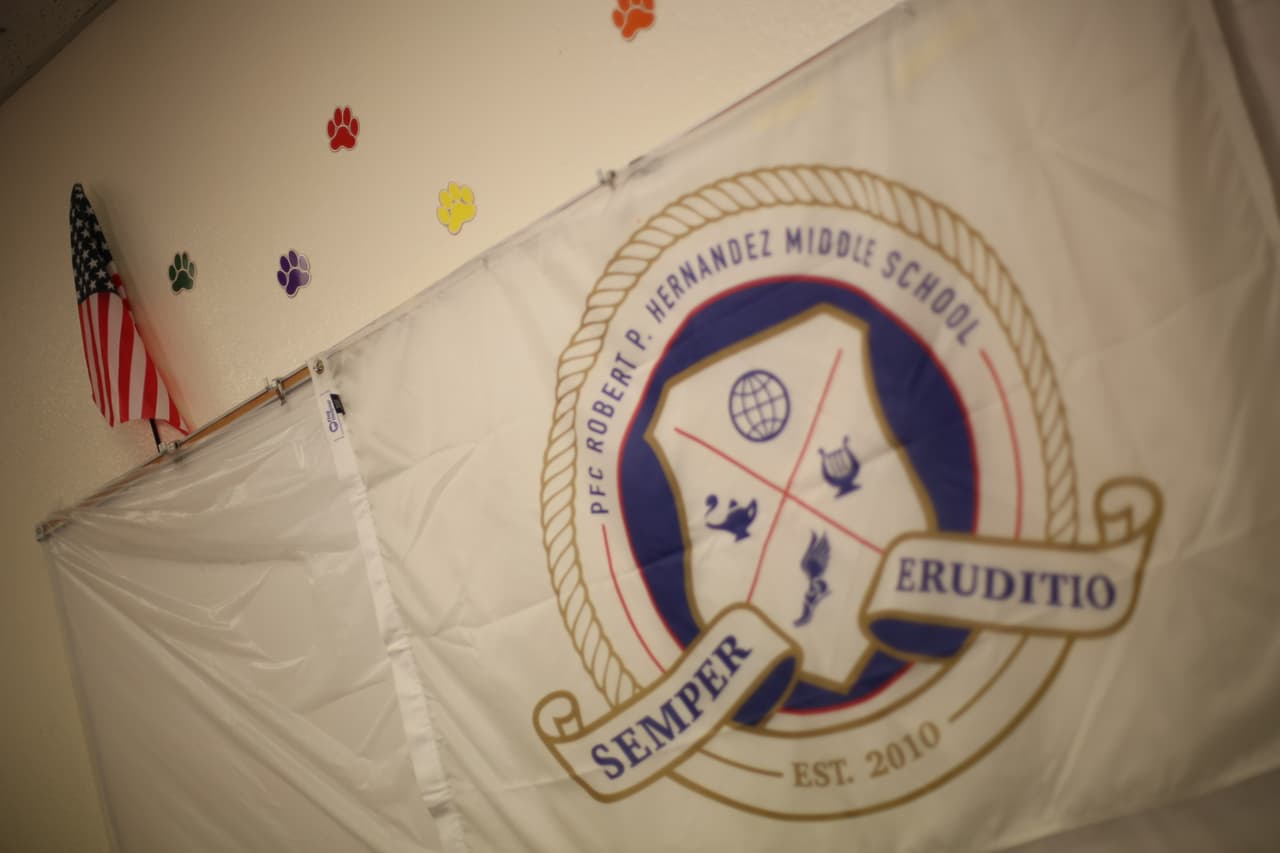 El equipo de Univision 62 se unió a los esfuerzos de la secundaria Hernández para la remodelación de un salón audiovisual para ayudar a la preparación de los periodistas del futuro.