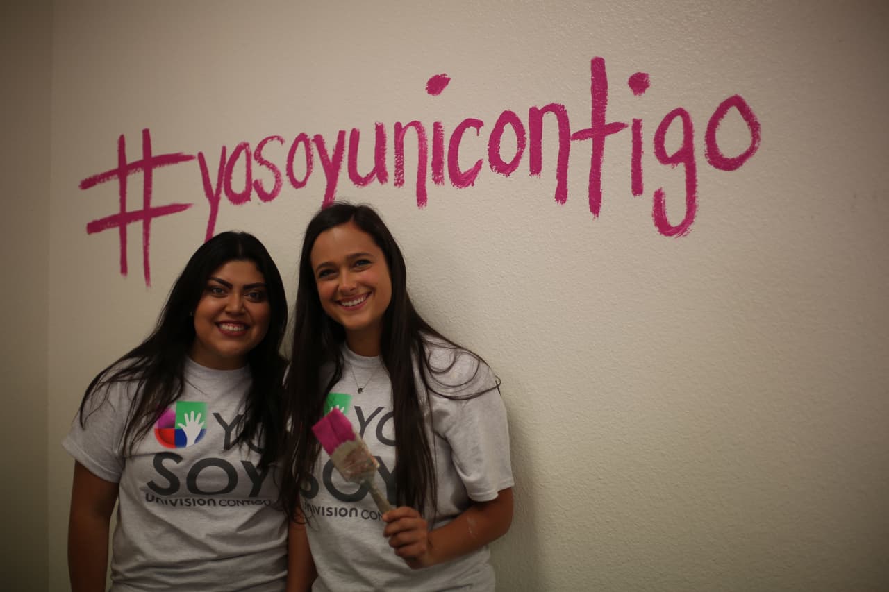 El equipo de Univision 62 se unió a los esfuerzos de la secundaria Hernández para la remodelación de un salón audiovisual para ayudar a la preparación de los periodistas del futuro.