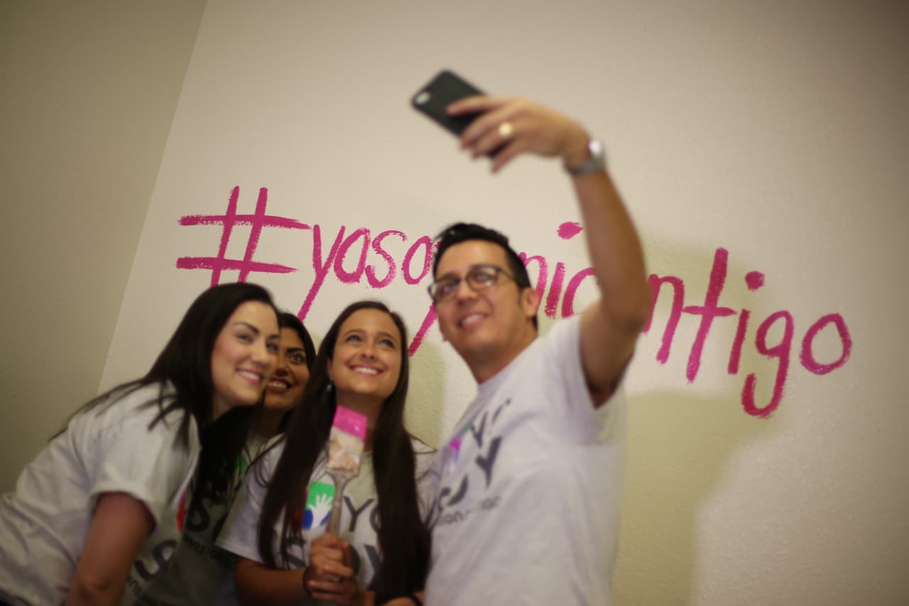 El equipo de Univision 62 se unió a los esfuerzos de la secundaria Hernández para la remodelación de un salón audiovisual para ayudar a la preparación de los periodistas del futuro.