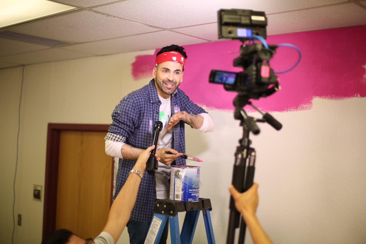 El equipo de Univision 62 se unió a los esfuerzos de la secundaria Hernández para la remodelación de un salón audiovisual para ayudar a la preparación de los periodistas del futuro.