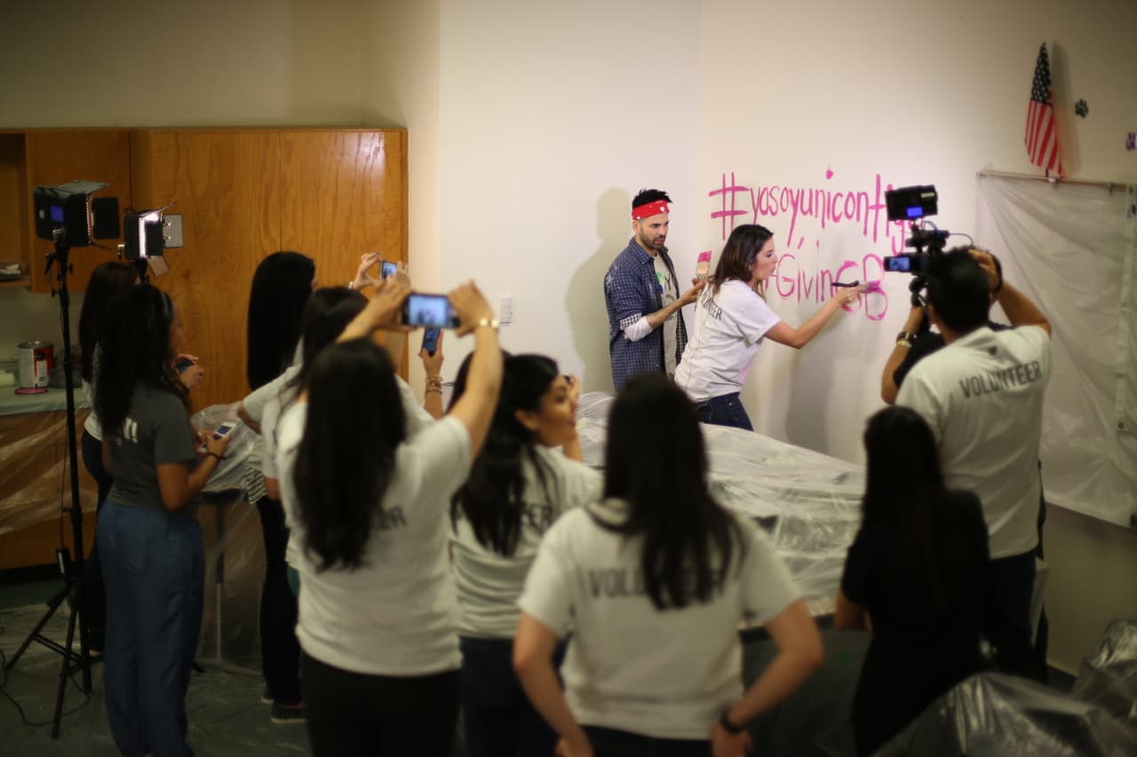El equipo de Univision 62 se unió a los esfuerzos de la secundaria Hernández para la remodelación de un salón audiovisual para ayudar a la preparación de los periodistas del futuro.