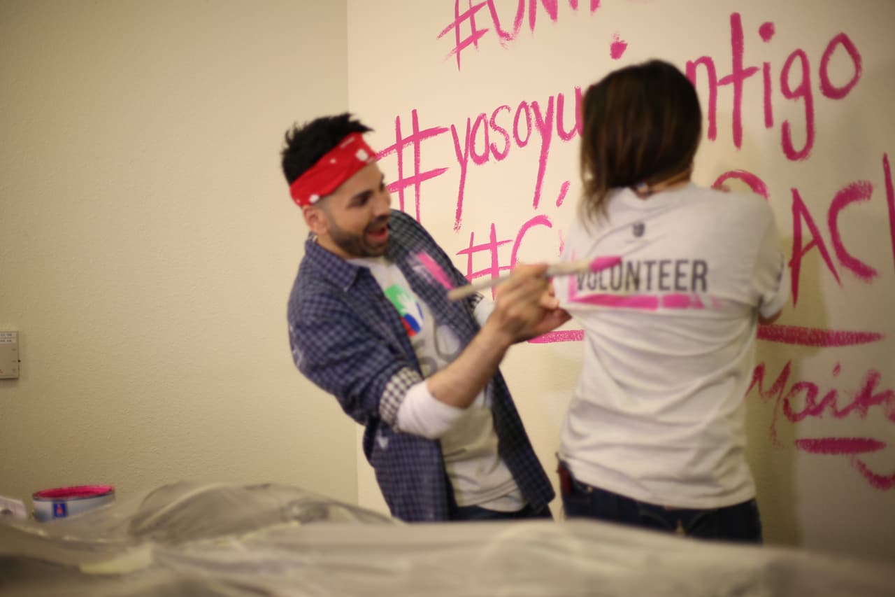 El equipo de Univision 62 se unió a los esfuerzos de la secundaria Hernández para la remodelación de un salón audiovisual para ayudar a la preparación de los periodistas del futuro.