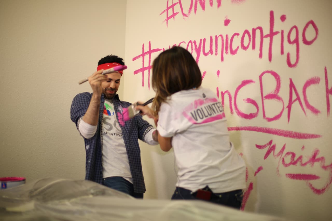 El equipo de Univision 62 se unió a los esfuerzos de la secundaria Hernández para la remodelación de un salón audiovisual para ayudar a la preparación de los periodistas del futuro.