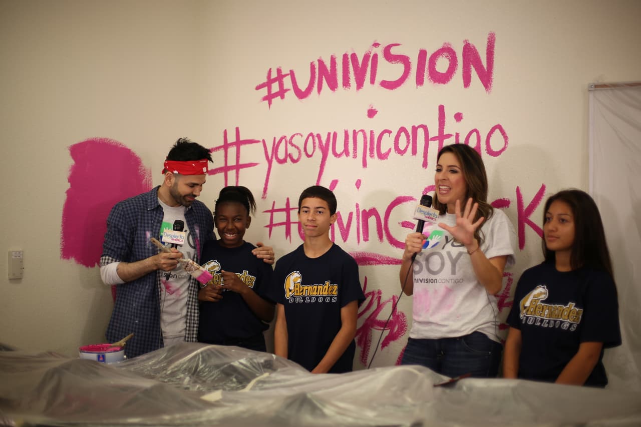 El equipo de Univision 62 se unió a los esfuerzos de la secundaria Hernández para la remodelación de un salón audiovisual para ayudar a la preparación de los periodistas del futuro.