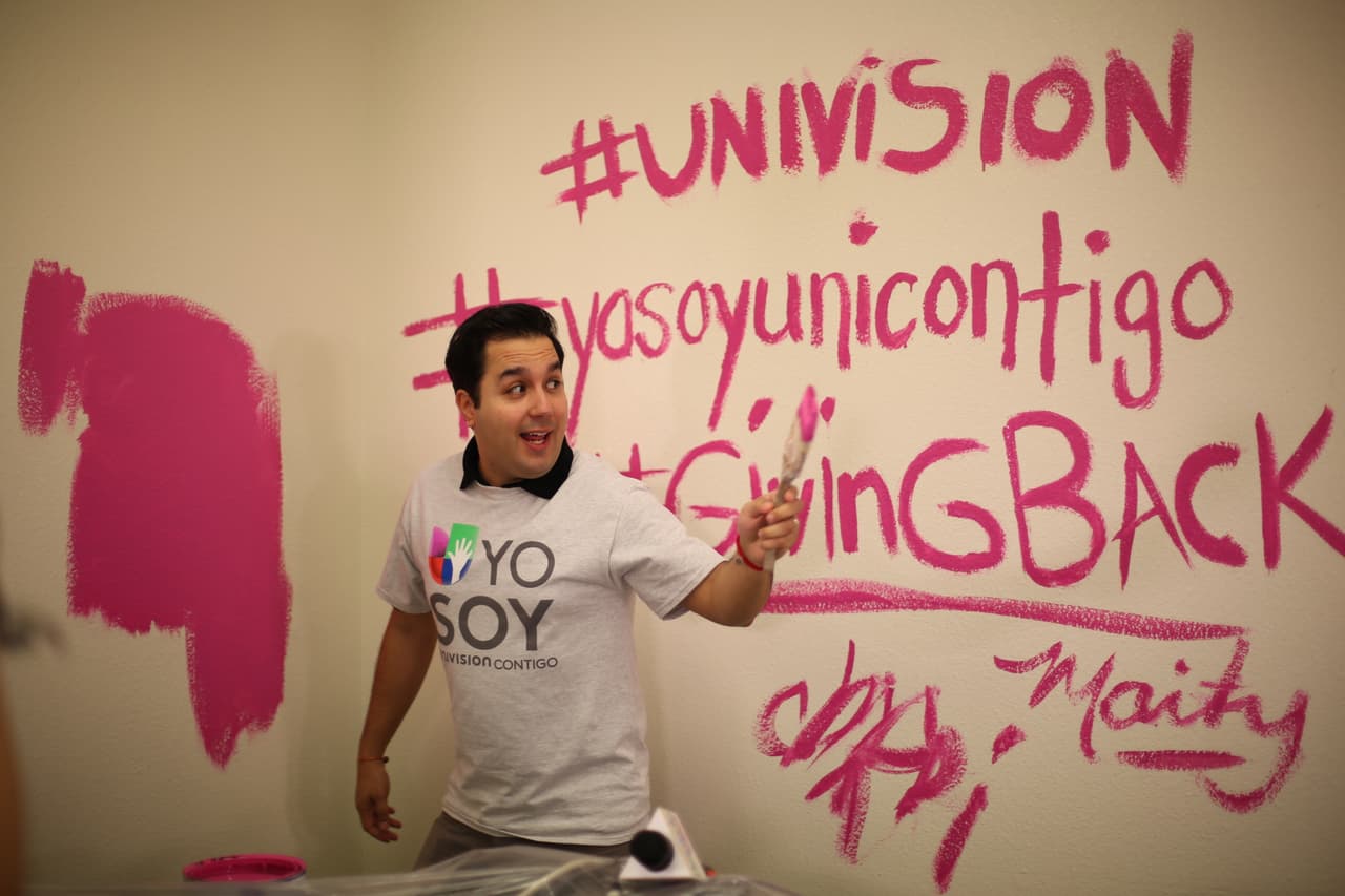 El equipo de Univision 62 se unió a los esfuerzos de la secundaria Hernández para la remodelación de un salón audiovisual para ayudar a la preparación de los periodistas del futuro.
