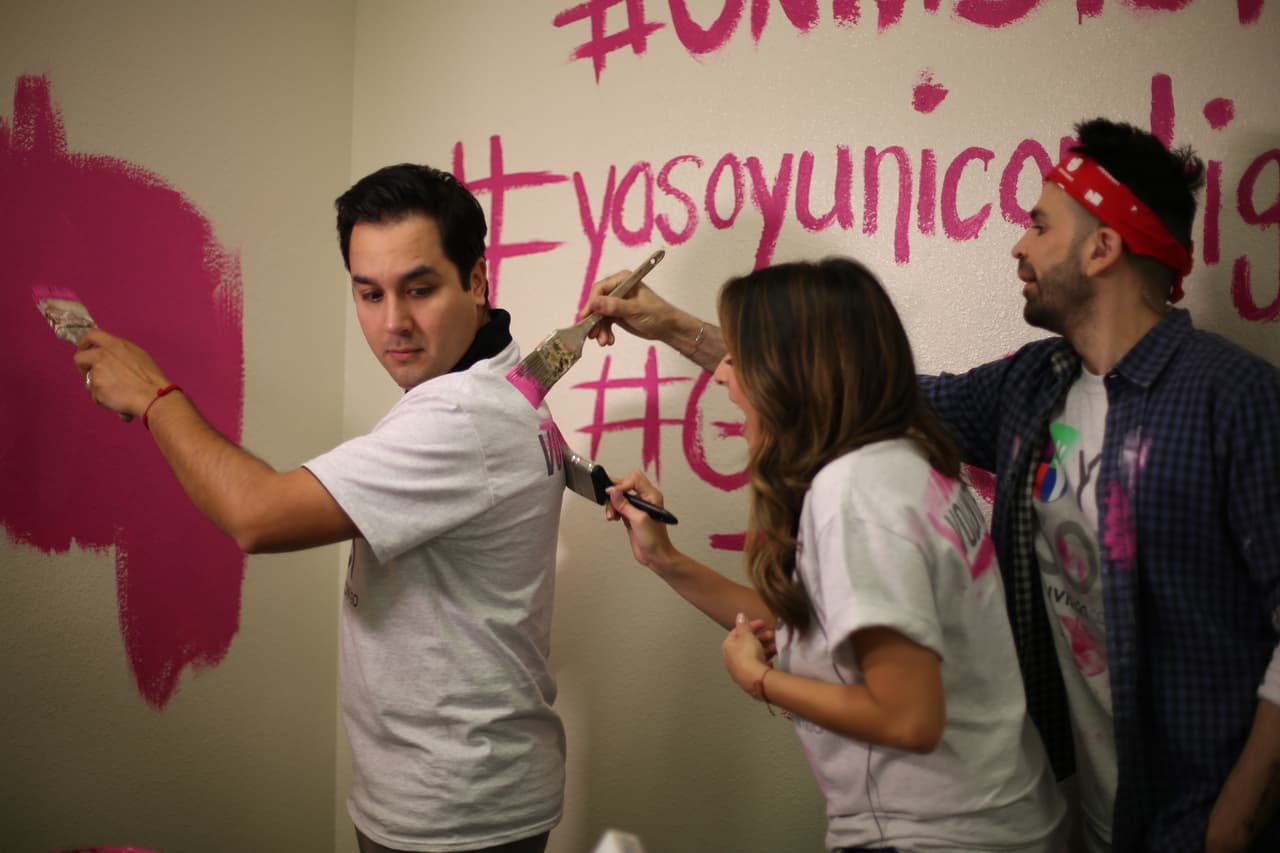 El equipo de Univision 62 se unió a los esfuerzos de la secundaria Hernández para la remodelación de un salón audiovisual para ayudar a la preparación de los periodistas del futuro.