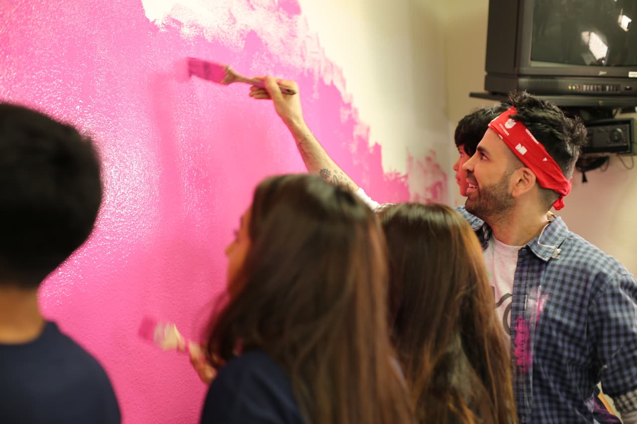 El equipo de Univision 62 se unió a los esfuerzos de la secundaria Hernández para la remodelación de un salón audiovisual para ayudar a la preparación de los periodistas del futuro.