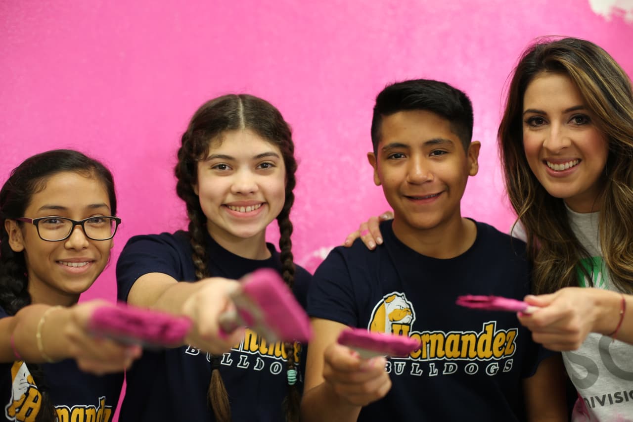 El equipo de Univision 62 se unió a los esfuerzos de la secundaria Hernández para la remodelación de un salón audiovisual para ayudar a la preparación de los periodistas del futuro.