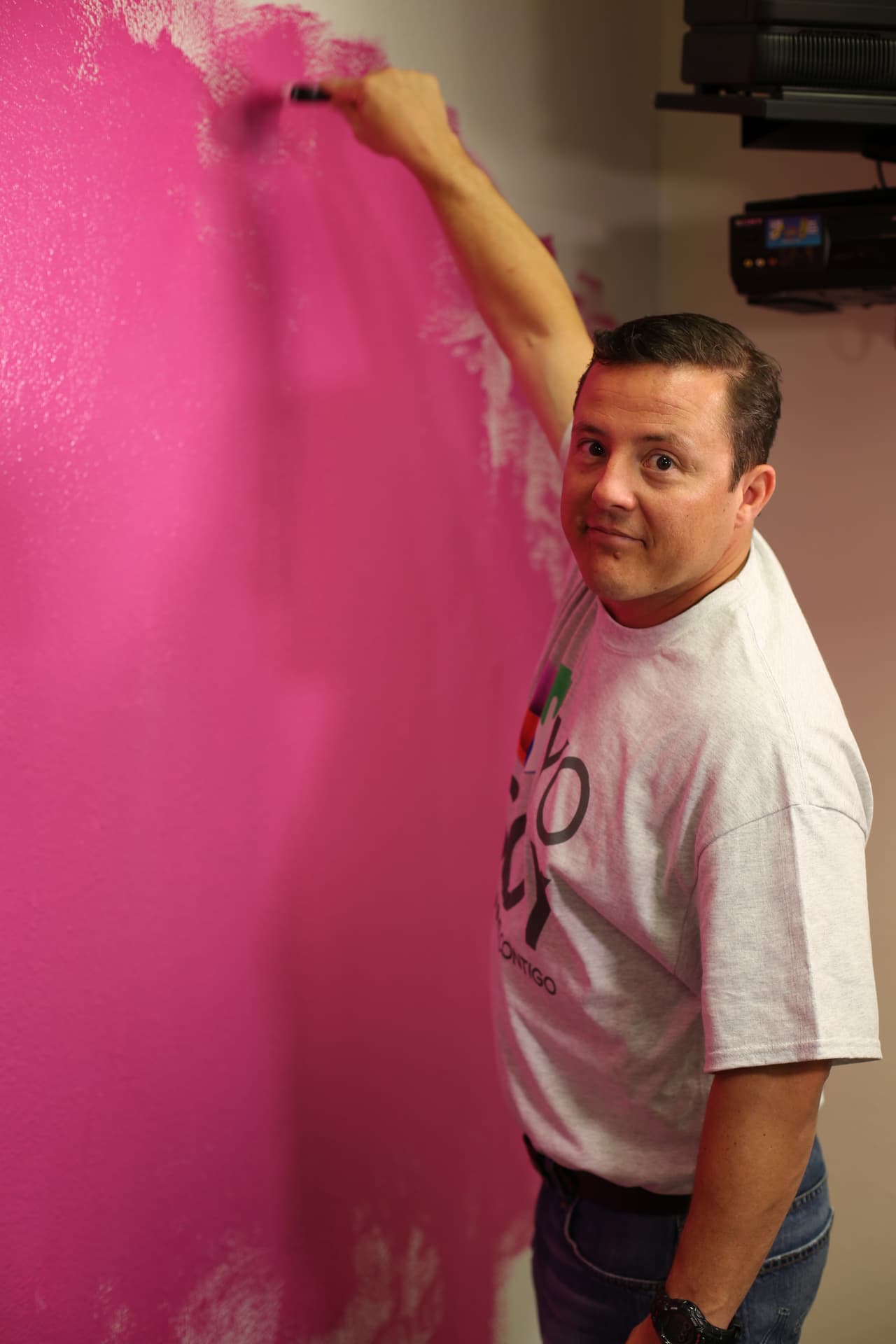 El equipo de Univision 62 se unió a los esfuerzos de la secundaria Hernández para la remodelación de un salón audiovisual para ayudar a la preparación de los periodistas del futuro.