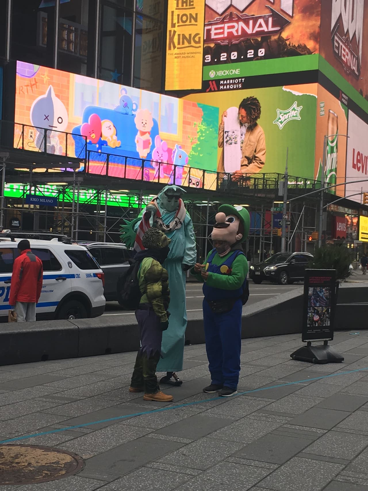 Los muñecos trabajando en el desolada Times Square.