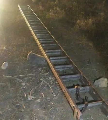 Uno de los casos registrados el año pasado sucedió en Yuma, Arizona, donde un hombre perdió el equilibrio al escalar la valla de 30 pies de altura y se desplomó. Lo llevaron sobre una tabla a lo largo de una milla, hasta un sitio donde lo esperaban paramédicos. Lo transportaron en helicóptero a un hospital y lo sometieron a una cirugía de emergencia. “Ocho horas después, el personal médico declaró al hombre fallecido”, indica un comunicado de la Patrulla Fronteriza.