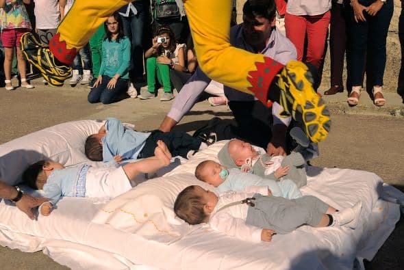 También conocido como el Salto del Colacho simboliza la lucha contra el pecado original con el que nacen los pequeños.