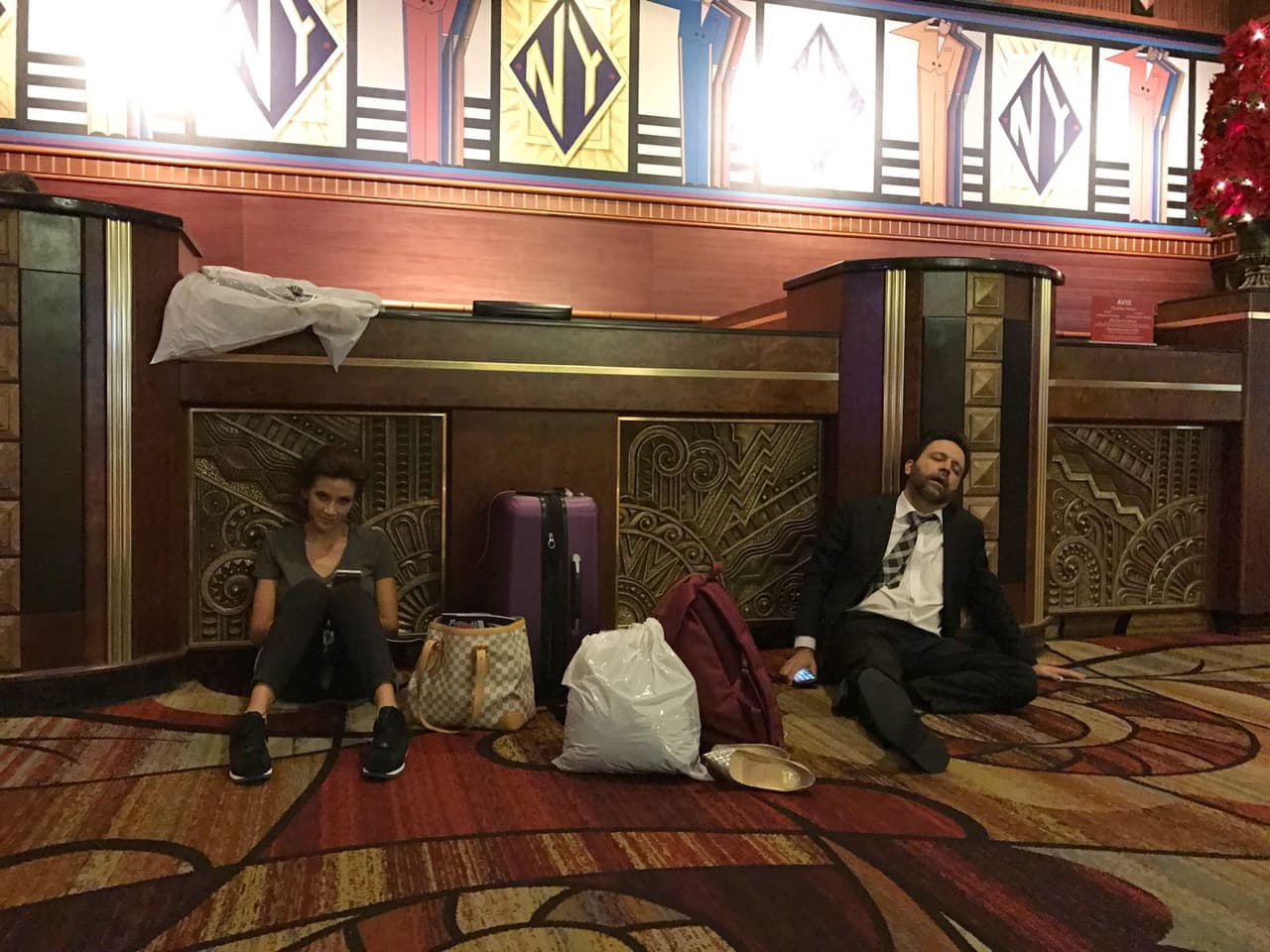 Esperando el vuelo de regreso a casa, Omar y Argelia decidieron reposar antes de subir al avión. ¡Despierta Omar!