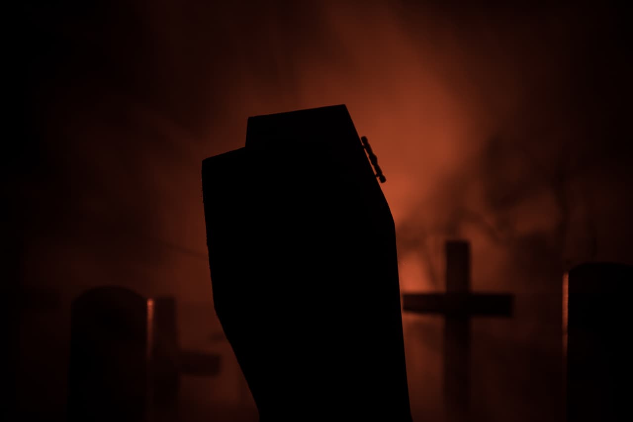 "Para evitar que regresara de los muertos": Encuentran restos de una "mujer vampiro" enterrada con una guadaña en el cuello 