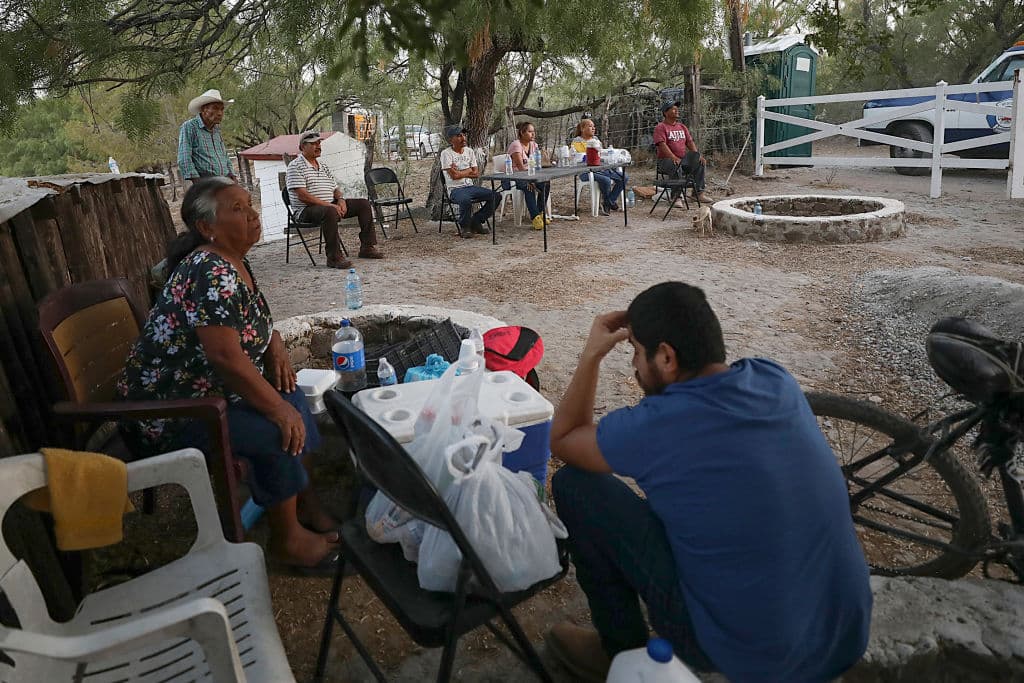 Familiares de los mineros atrapados en la mina de Coahuila se han trasladado el lugar, esperando que las autoridades saquen a sus parientes.