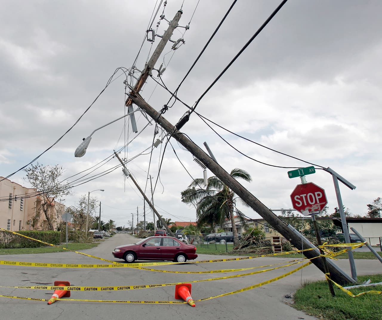 Destrozos del huracán Wilma en Hialeah, al noroeste de Miami. Domingo 30 de octubre de 2005.