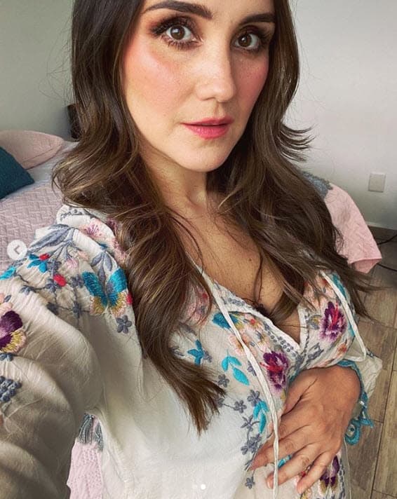Dulce María tiene cinco meses de embarazo y compartió dos fotografías en donde es notorio el crecimiento del bebé.