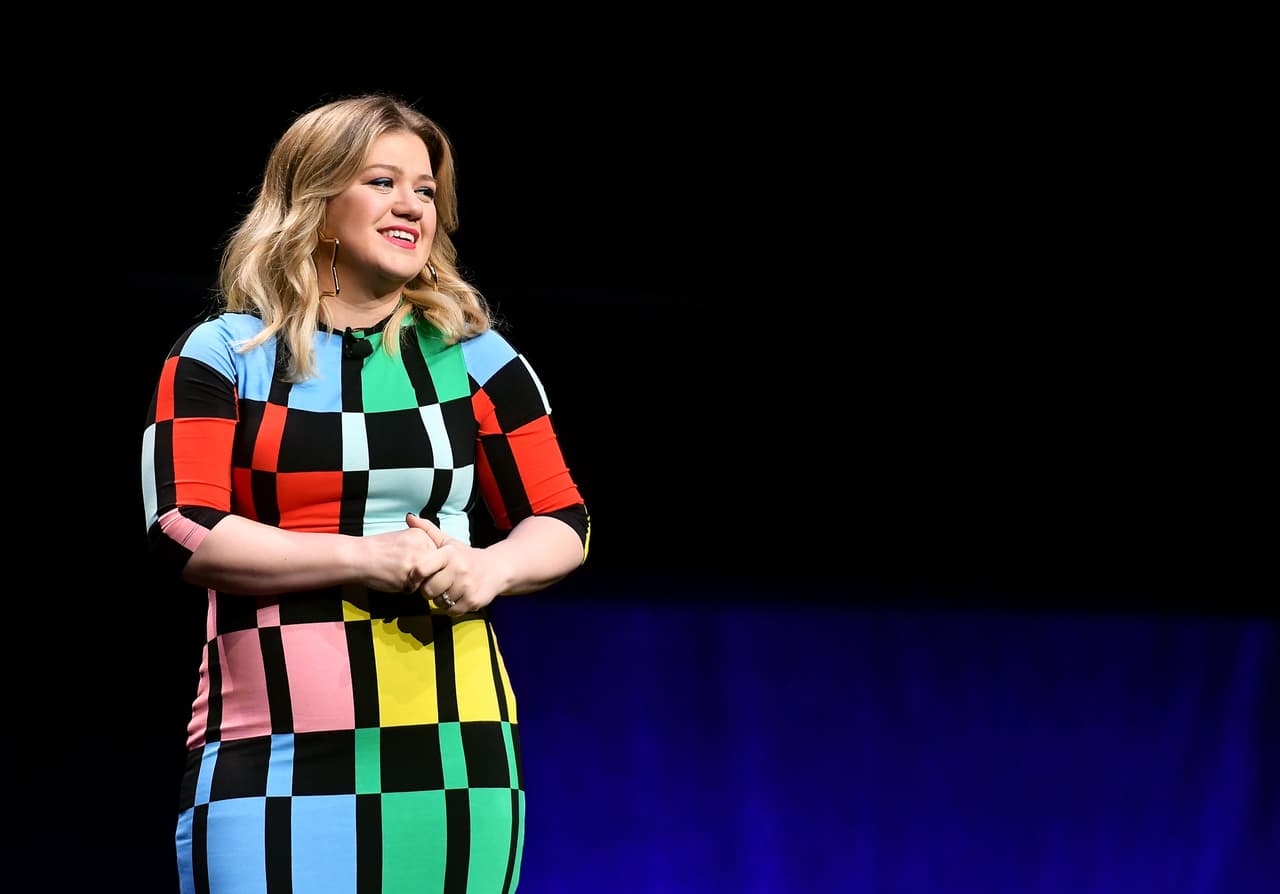 "Como muchos de ustedes saben, Kevin resultó gravemente herido en un accidente automovilístico, está bien y se está recuperando, pero debido a que Kevin no pudo estar aquí, uno de sus buenos amigos se puso al día. Y lo amo", expresó.