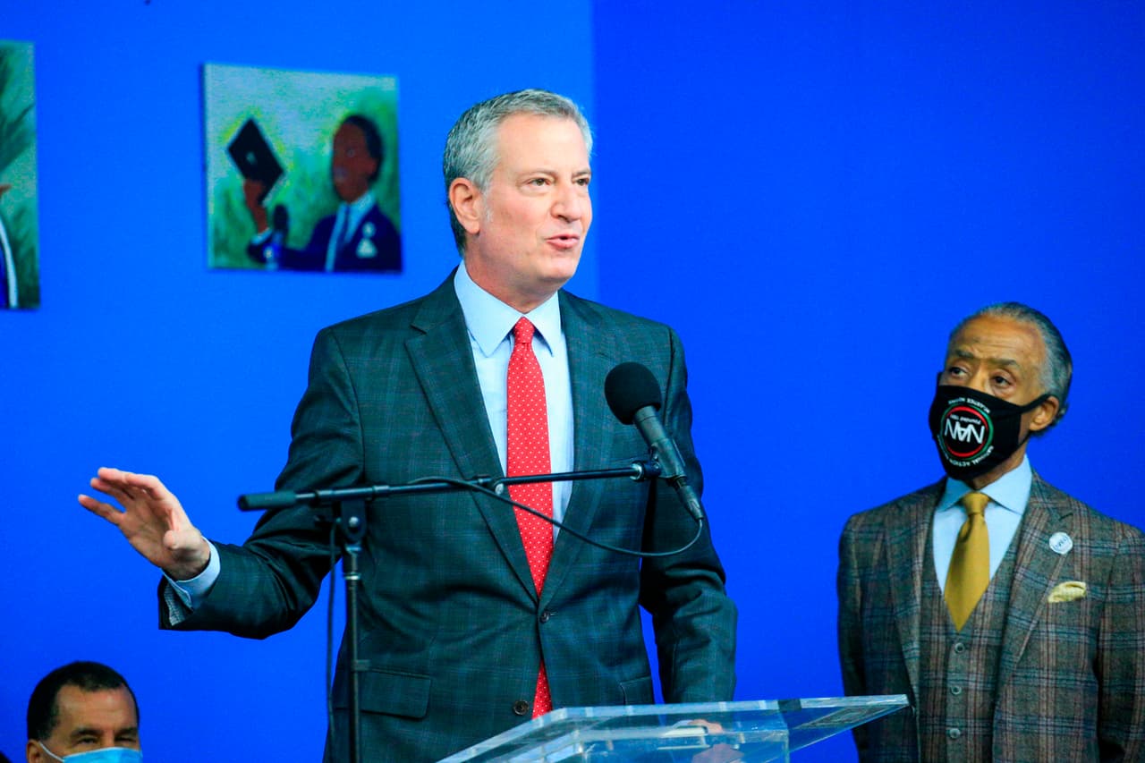 El alcalde Bill de Blasio anunció que Nueva York rescindirá los contratos con la Organización Trump