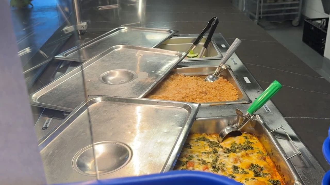 “Muchos jóvenes y ancianos”: Reportan aumento de personas que acuden a comedor comunitario en Fresno