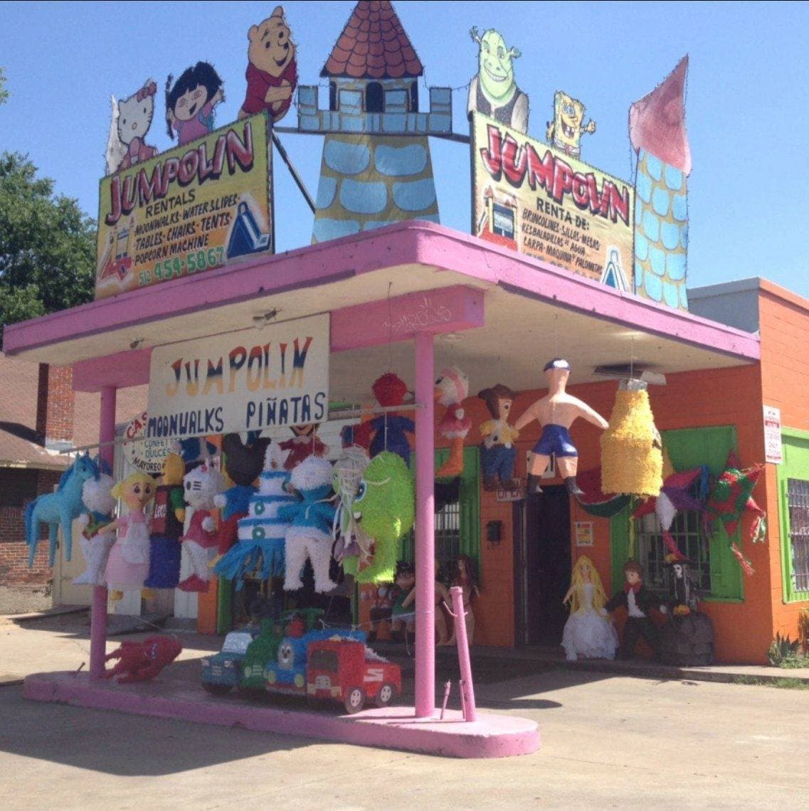 <a href="https://www.univision.com/local/austin-kakw/comunidad-al-este-de-austin-ofrece-una-segunda-oportunidad-a-una-tienda-de-pinatas">Jumpolin, que se inauguró en su ubicación original de César Chávez en 2002</a>, tiene una historia larga y controvertida con el desarrollo en el área.
<br>
<br>Cuando demolieron la primera tienda de Jumpolin en 2015, la familia sostiene que se hizo sin su conocimiento y que era parte de la gentrificación del este de Austin.