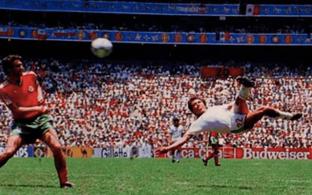<b>México 2-0 Bulgaria</b>
<br>En 1986, los mexicanos volvieron a ser anfitriones del Mundial y el ‘Tri’ nuevamente pasó de la fase de grupo, enfrentándose a los búlgaros en el cuarto partido, pasando así a los cuartos de finales, fase en la que cayeron contra Alemina Federal, en penaltis.