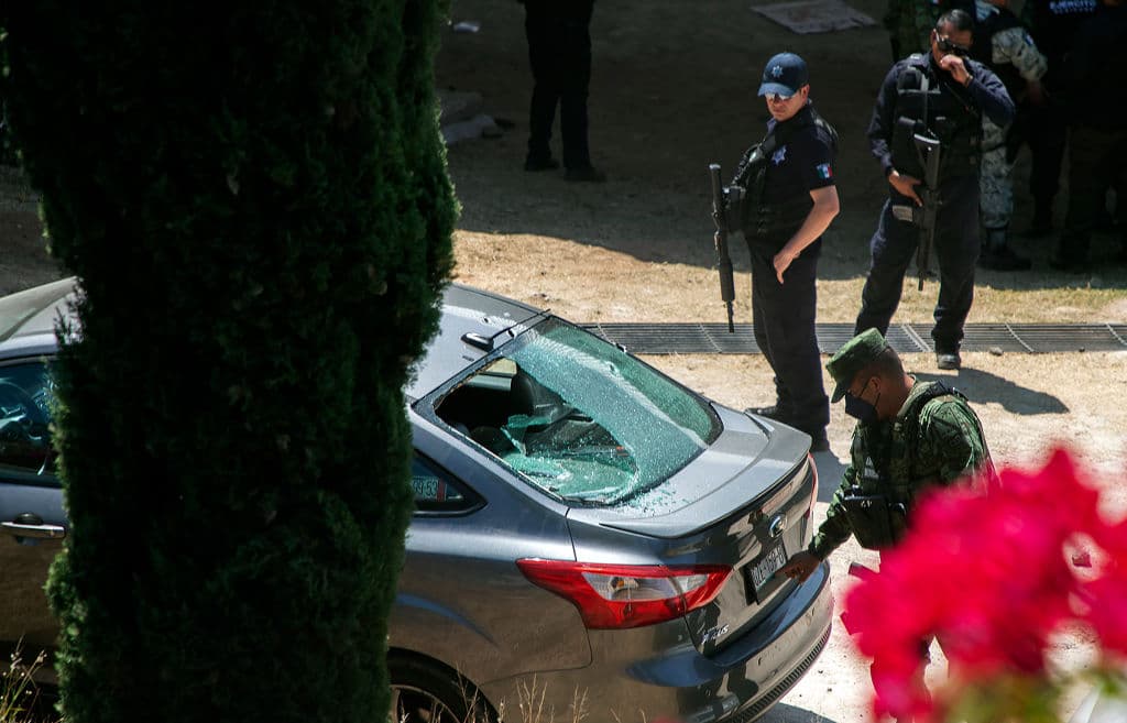 Miembros del ejército y la policia inspeccionan un auto en el rancho El Paraíso ubicado en el municipio de Zinapécuaro, Michoacán, donde ocurrió la masacre del 27 de marzo de 2022.