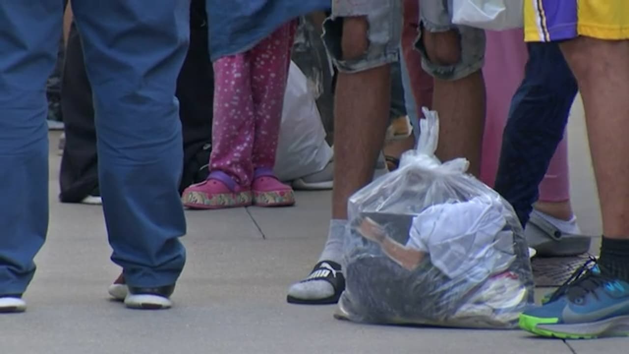 Inmigrantes llegan a Chicago vía aérea horas después de declaración de desastre