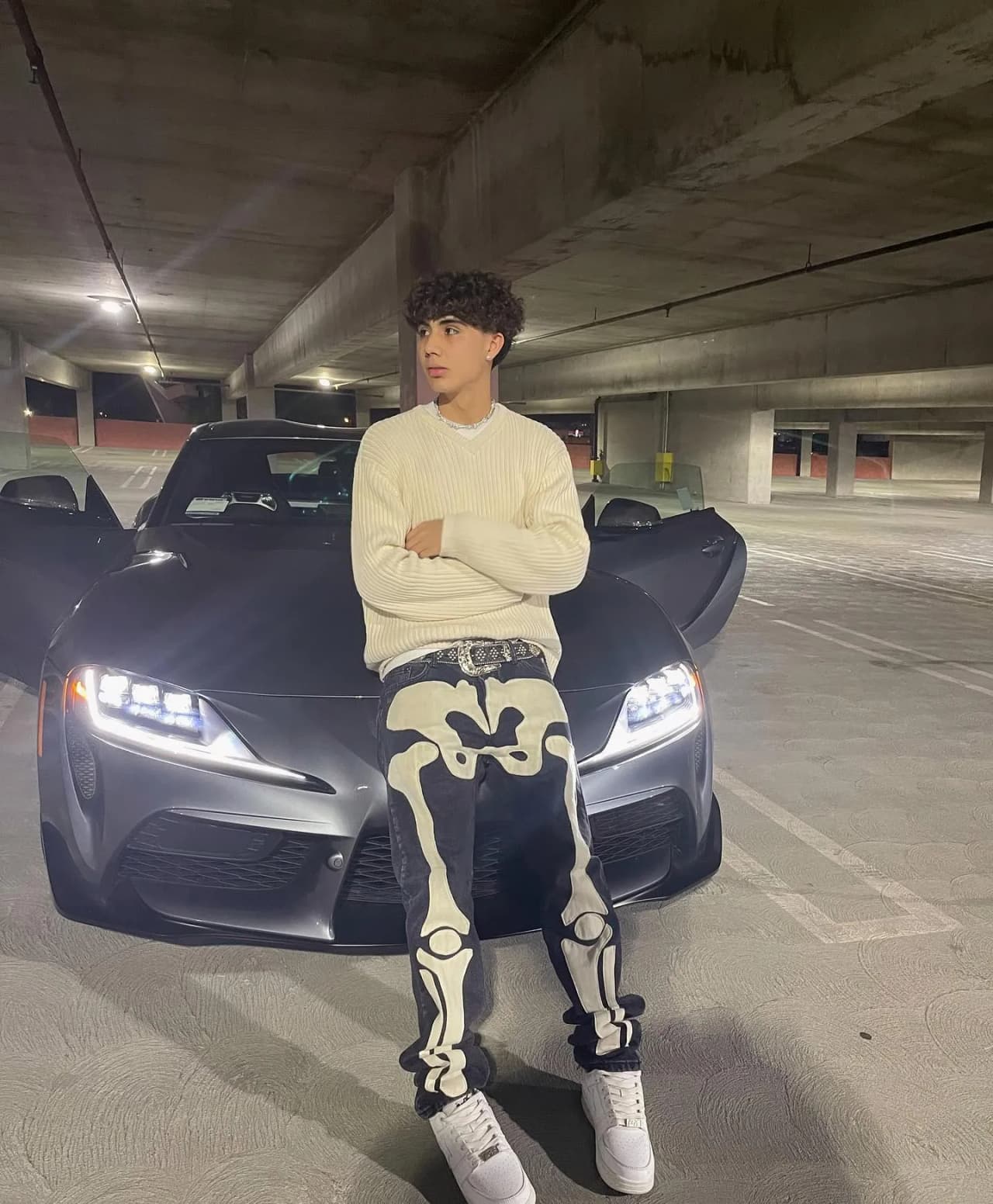 <a href="https://www.univision.com/shows/premios-juventud/lista-completa-de-artistas-nominados-premios-juventud-2022" target="_blank">DannyLux</a>, y poco a poco empieza a darse un nombre dentro de la industria. Nació y creció en Estados Unidos, pero sus padres mexicanos le han permitido sentirse como un azteca más. Comenzó a darse a conocer en TikTok, y en 2021 lanzó su primer álbum completo después de varios sencillos.